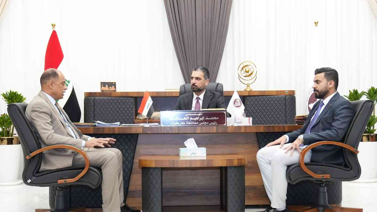 لبحث آليات التعاون المشترك بين وزارة التربية والحكومة المحلية في كركوك استقبل رئيس مجلس محافظة كركوك المهندس محمد إبراهيم الحافظ، في مكتبه، وفدًا من وزارة التربية برئاسة الأستاذ نبراس منذر جميل، مدير قسم المؤثرات العقلية ومكافحة المخدرات في الوزارة.